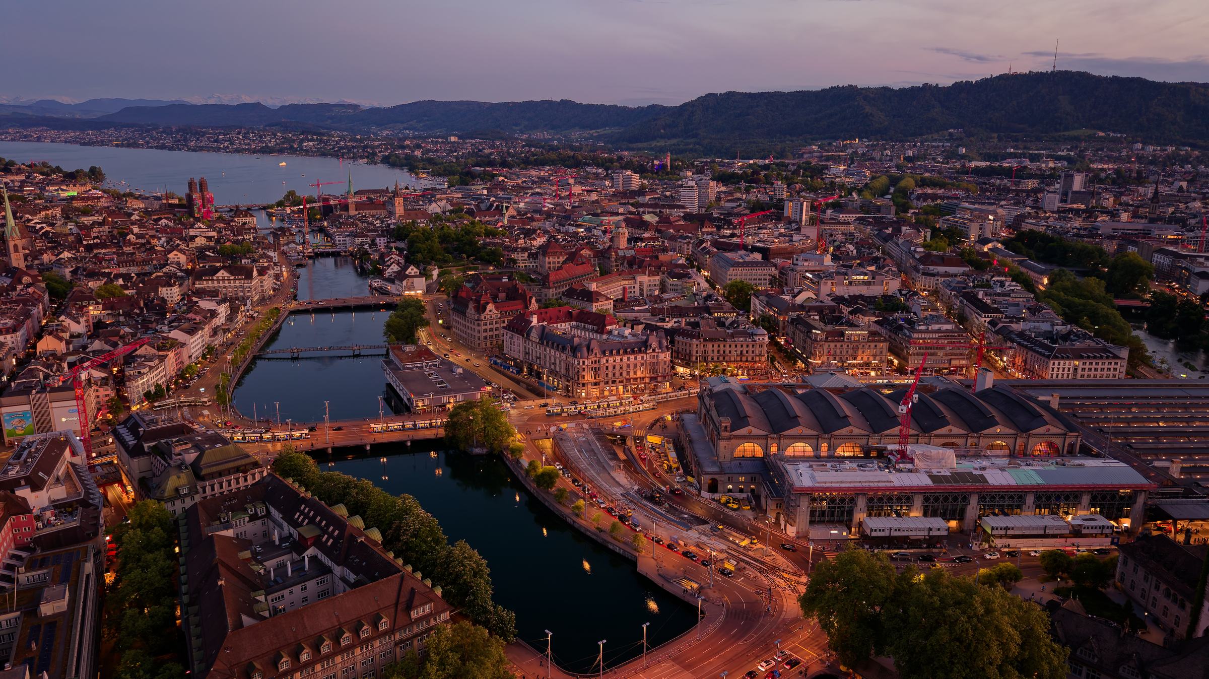 Zürich mit Limmat, Hauptbahnhof und See am Abend